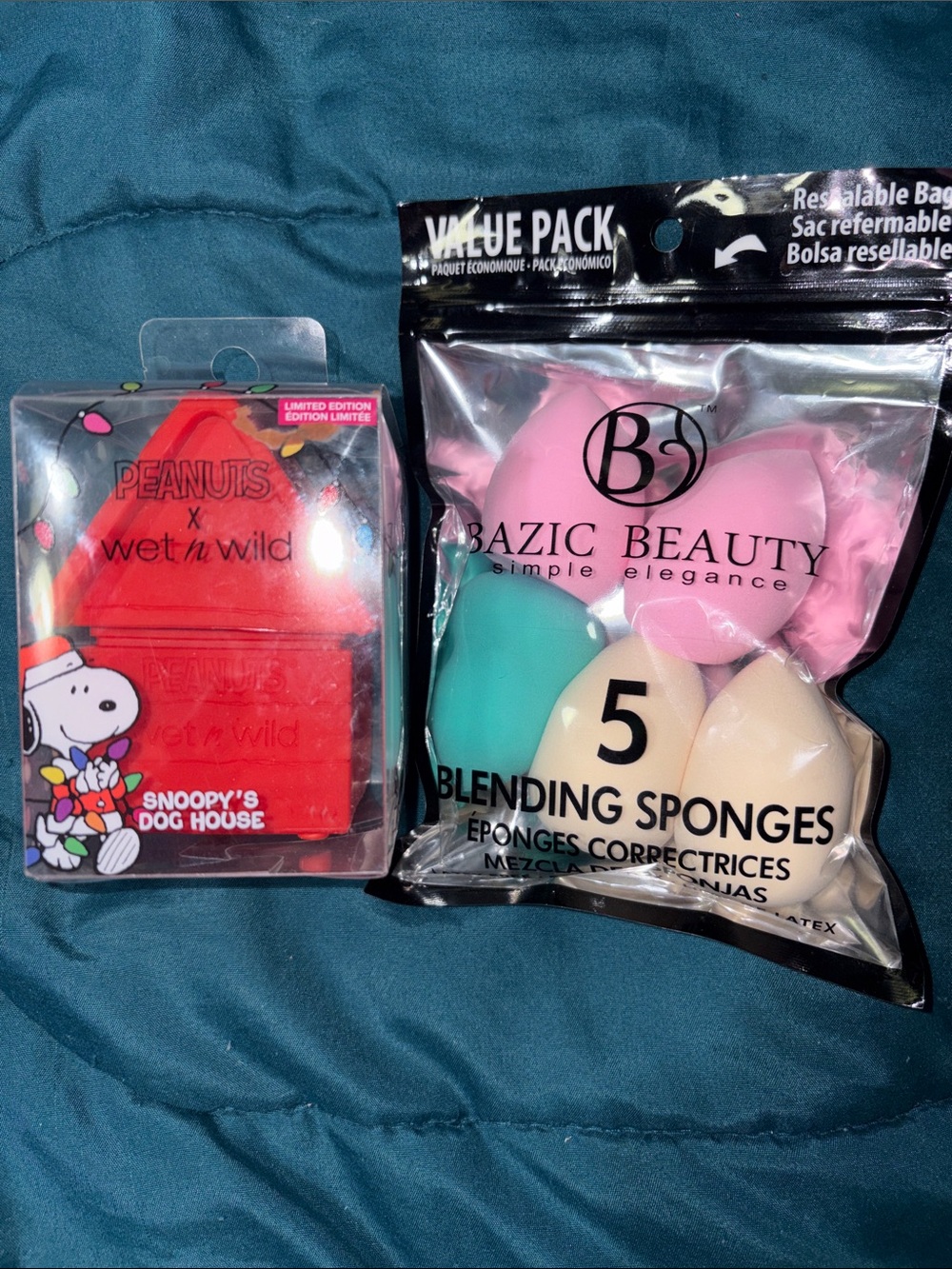 Peanuts x Wet N WildSnoopy’s dog house + 5 Bazic Blending Sponges